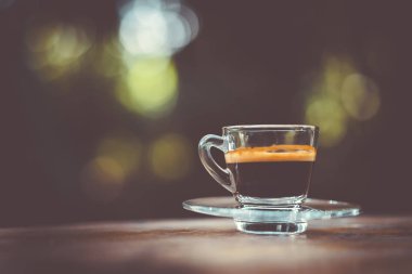 Kafede ahşap masada espresso vurdu.