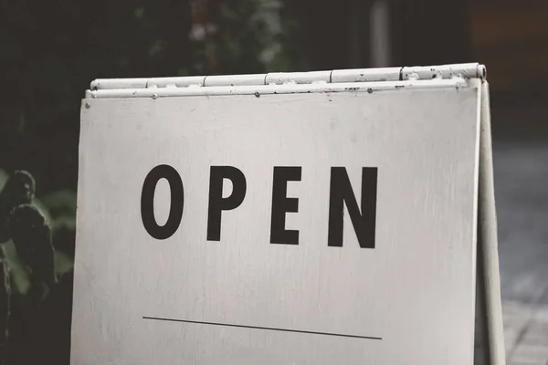 Panneau ouvert en bois blanc devant le café. Service aux entreprises et concept alimentaire . — Photo