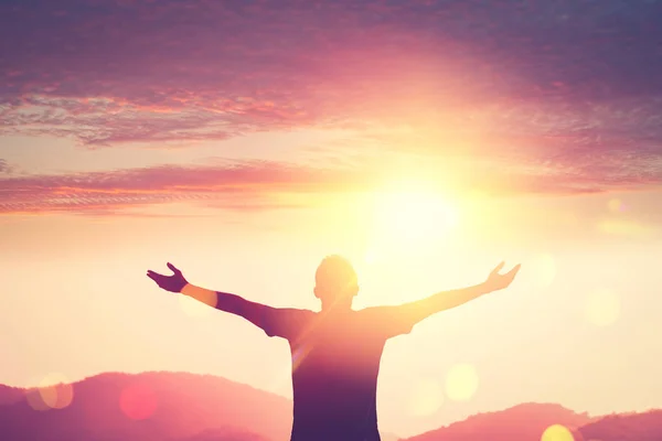 Kopie Raum des Menschen steigen Hand oben auf Berg und Sonnenuntergang Himmel abstrakten Hintergrund. — Stockfoto