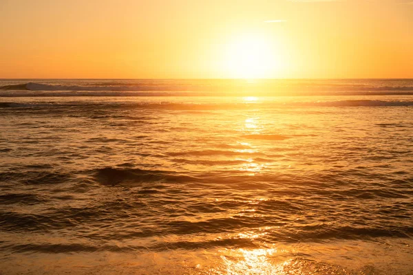 Tropisch strand met vloeiende golven en zonsondergang hemel abstracte achtergrond. — Stockfoto