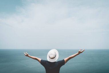 Kopya alanı adamın altında el kadar blue sky adlı beach and Island arka plan üzerinde yükseltmek.