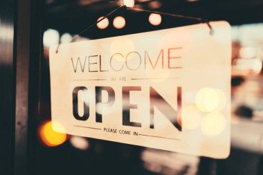 Arka plan açık işareti renkli bokeh ışık kafe önünde asılı soyut.