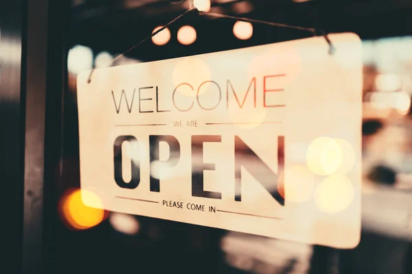 Offenes Schild hängt vor Café mit buntem Bokeh-Licht abstrakten Hintergrund. — Stockfoto