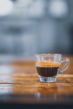Kafede ahşap masada espresso vurdu.
