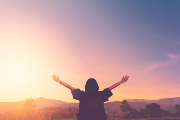 Kopiera utrymme kvinna upphov hand upp på toppen av berget och solnedgång sky abstrakt bakgrund. — Stockfoto
