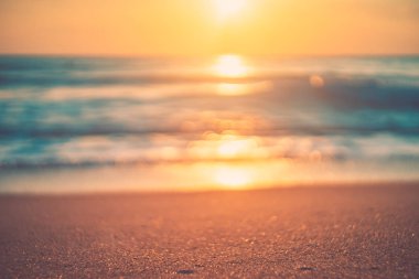 Yumuşak kum deniz kopyalama alanı ve günbatımı gökyüzü ve bulut soyut arka plan ile tropikal plaj bulanıklık.