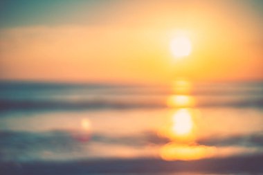 Yumuşak kum deniz kopyalama alanı ve günbatımı gökyüzü ve bulut soyut arka plan ile tropikal plaj bulanıklık.