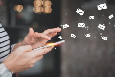 Kahve dükkanında e-posta ikonu soyut uçan akıllı telefon kullanan bir kadın. Teknoloji sektörü ve serbest meslek kavramı.
