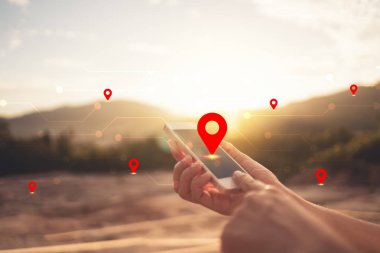 Kadın el navigasyon konumu noktası soyut arka plan ile dağın tepesinde akıllı telefon kullanarak. Teknoloji iş ve seyahat macera konsepti.