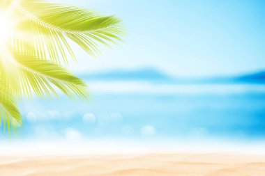 Güzel doğa yeşil palmiye yaprağı bokeh güneş ışık dalga arka plan ile tropik sahilde bulanıklık.