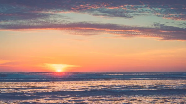 Tropisch strand met vloeiende golven en zonsondergang hemel abstracte achtergrond. — Stockfoto