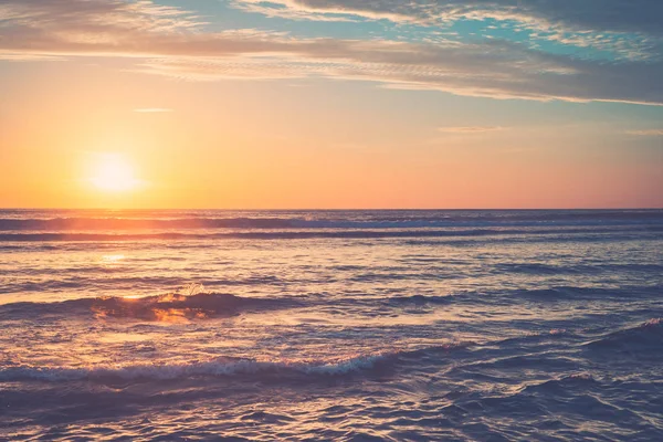 Tropisch strand met vloeiende golven en zonsondergang hemel abstracte achtergrond. — Stockfoto