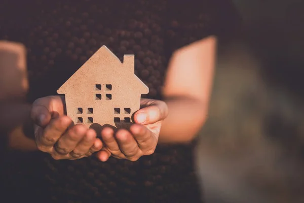 Small home model on woman hand. — Stock Photo, Image