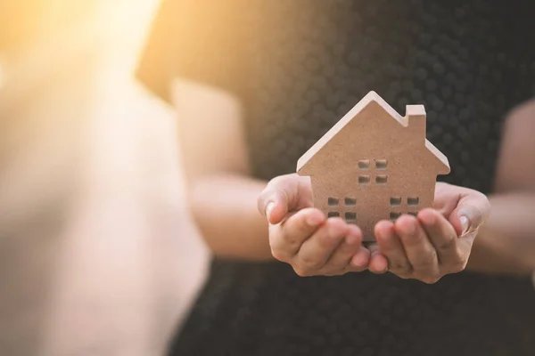 Modelo de casa pequena na mão mulher . — Fotografia de Stock