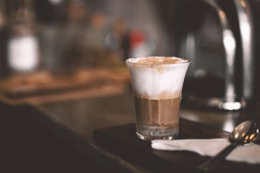 Kafedükkanında ahşap masada buz kahve.