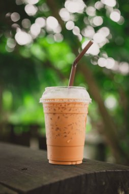 Kafedeki ahşap masada buzlu süt çayı..