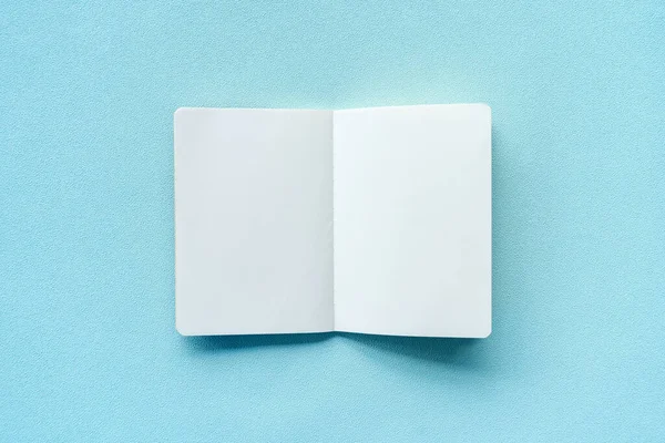 Leeg notitieboekje op plastel kleur achtergrond. — Stockfoto