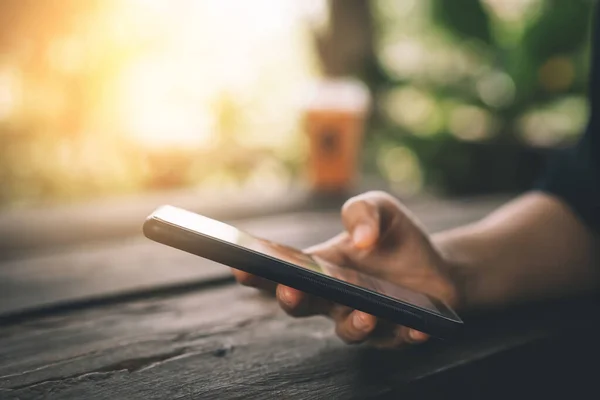 Kvinna hand med hjälp av smart telefon på kafé. Affärsidé inom teknik. — Stockfoto