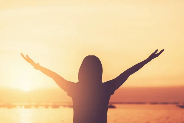 Kopie Raum der Frau steigen Hand nach oben auf Sonnenuntergang Himmel am Strand und Insel Hintergrund. — Stockfoto