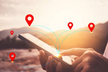 Kadın el navigasyon konumu noktası soyut arka plan ile dağın tepesinde akıllı telefon kullanarak. Teknoloji iş ve seyahat macera konsepti.