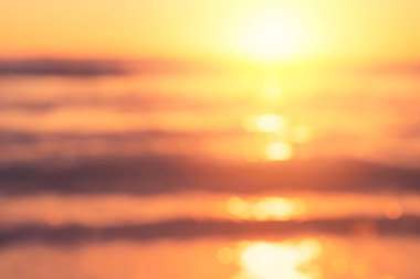 Pürüzsüz dalga ve gün batımı gökyüzü soyut arka plan ile Tropikal plaj.