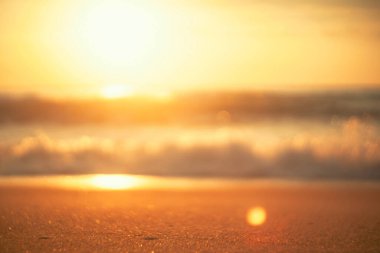 Pürüzsüz dalga ve gün batımı gökyüzü soyut arka plan ile Tropikal plaj.