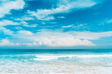 Mavi gökyüzü ve beyaz bulutlar Soyut doku arka plan ile güzel tropikal plaj. Yaz tatil ve tatil iş seyahat konsepti kopya alanı.
