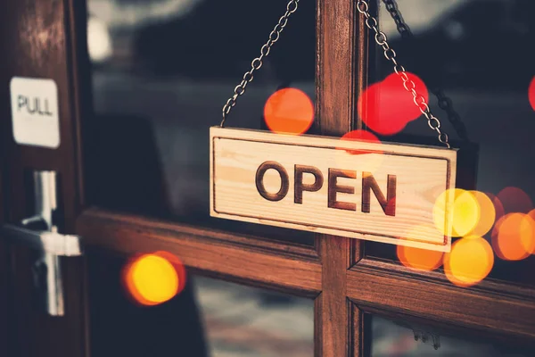 Segno aperto ampio appeso sulla porta di legno anteriore del caffè . — Foto Stock