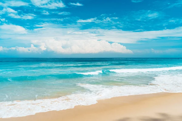 Mavi gökyüzü ve beyaz bulutlar Soyut doku arka plan ile güzel tropikal plaj. Yaz tatil ve tatil iş seyahat konsepti kopya alanı. — Stok fotoğraf