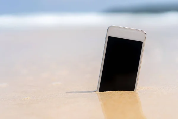 Смартфон на фоні текстури піщаного пляжу . — стокове фото
