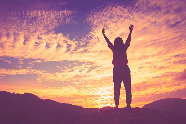 Espaço de cópia da mulher subir mão no topo da montanha e pôr do sol céu fundo abstrato . — Fotografia de Stock