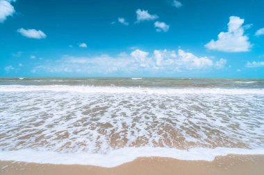 Mavi gökyüzü ve beyaz bulutların soyut arkaplanı olan güzel tropikal plajlar. Yaz tatili ve tatil iş seyahati konseptinin kopyası. Klasik ton filtre efekti renk biçimi.