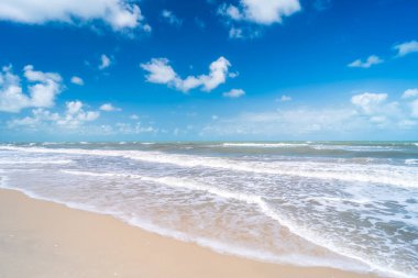 Mavi gökyüzü ve beyaz bulutların soyut arkaplanı olan güzel tropikal plajlar. Yaz tatili ve tatil iş seyahati konseptinin kopyası. Klasik ton filtre efekti renk biçimi.