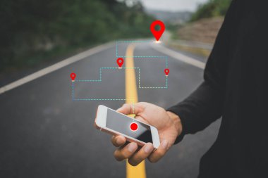 Bulanık sokak arka planında GPS haritası olan akıllı telefon kullanan bir adam. Teknoloji yaşam tarzı ve iş seyahati konsepti. Vintage filtre efekti renk biçimi.