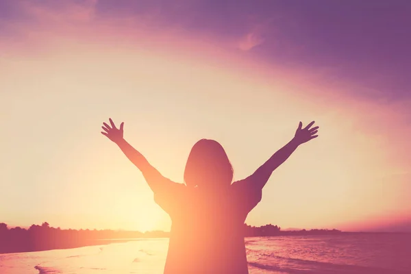 Kopierraum Von Frau Erheben Sich Hand Hand Sonnenuntergang Himmel Strand — Stockfoto