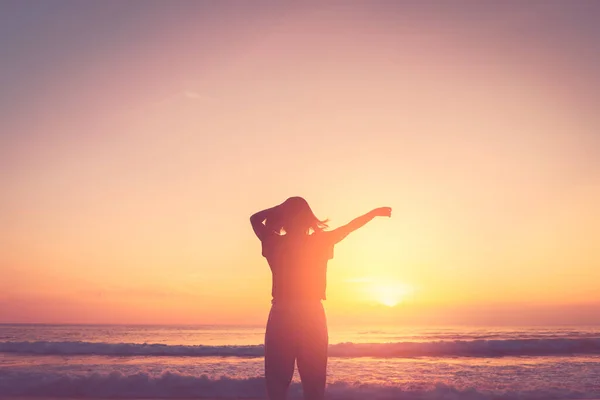 Kopierraum Von Frau Erheben Sich Hand Hand Sonnenuntergang Himmel Strand — Stockfoto