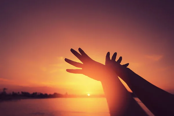 Vrouw Hand Omhoog Als Vogel Vorm Bij Tropische Zonsondergang Strand — Stockfoto
