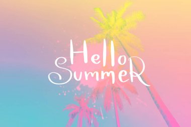 Renkli, parlak palmiye ağacının soyut arka planındaki yaz sözcüklerine merhaba. Yaz tatili ve seyahat tatili konsepti. Klasik ton filtre efekti renk biçimi.