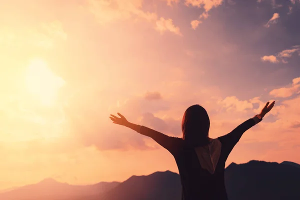 Kopieren Raum Silhouette Frau Heben Die Hand Oben Auf Berg — Stockfoto