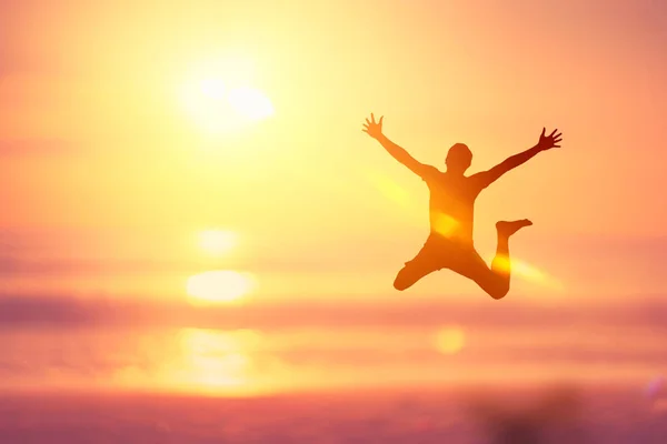 Mann Springt Auf Tropischen Strand Mit Sonnenuntergang Himmel Und Insel — Stockfoto