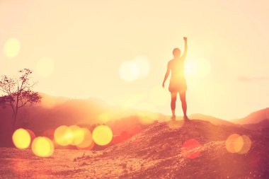Silüet kadının kopyalanmış uzayı dağın tepesinde ve günbatımında gökyüzü soyut arkaplanı bulutlandırıyor. Özgürlük iyi hissettiriyor ve seyahat macerası tatili konsepti. Klasik ton filtre efekti renk biçimi