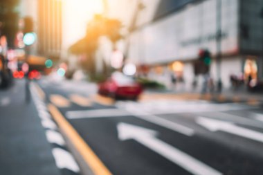 Trafik yol renkli bokeh ışık ve eski kasaba arka plan bina ile bulanıklık. Ulaşım alanı kopyalayın ve kavram seyahat. Retro sesi filtre efekti renk stili.