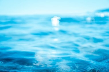 Mavi gökyüzünde Bokeh güneş ışığı dalgası ve soyut beyaz bulut arkaplanı ile uzay bulanık tropikal plajını kopyala. Yaz tatili ve tatil macerası konsepti. Klasik ton filtre efekti rengi.