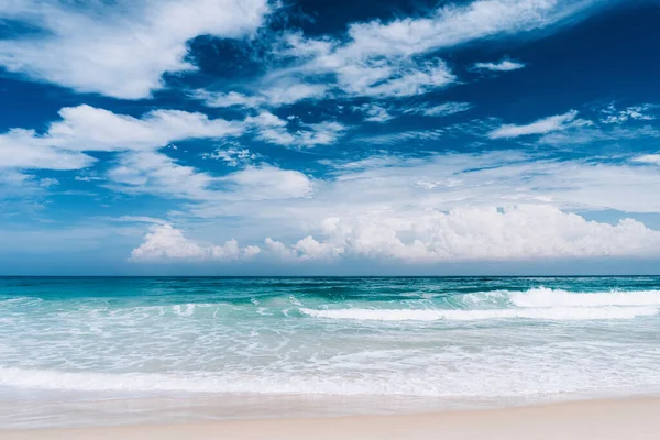 Prachtig Tropisch Strand Met Blauwe Lucht Witte Wolken Abstracte Textuur — Stockfoto