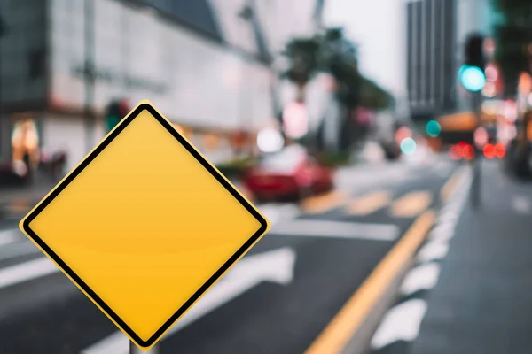 Signo Tráfico Amarillo Vacío Carretera Tráfico Borroso Con Colorido Fondo — Foto de Stock