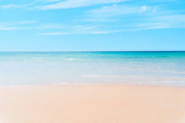 美丽的热带海滩 蓝天白云 抽象质感背景 复制暑假和假日商务旅行的空间概念 复古色调过滤效果色彩风格 — 图库照片
