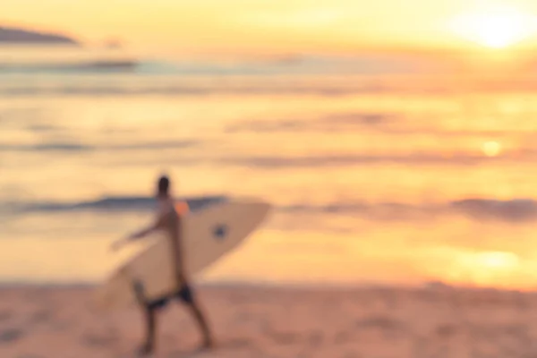 Sfocatura Uomo Tenere Tavola Surf Piedi Sfondo Tropicale Tramonto Spiaggia — Foto Stock