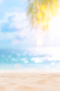 Bulanık, yeşil palmiye yaprağı tropikal plajda, Bokeh güneş ışığı dalgası soyut arka planda. Yaz tatili ve iş seyahati konseptini kopyala. Klasik ton filtre efekti renk biçimi