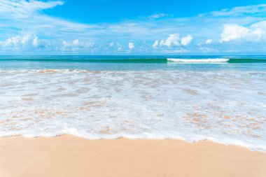 Mavi gökyüzü ve beyaz bulutların soyut arkaplanı olan güzel tropikal plajlar. Yaz tatili ve tatil iş seyahati konseptinin kopyası. Klasik ton filtre efekti renk biçimi.