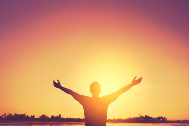 Tropik plaj ve günbatımı gökyüzü soyut arka plan üst dağda yükseltmek mutlu adam el kopya alanı. İyi özgürlük ve seyahat tatil macera konsepti hissedin. Vintage ton filtresi etkisi renk stili.